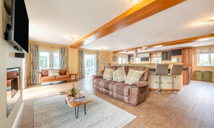 6 Bed in Moreton 6
