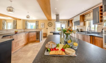6 Bed in Moreton