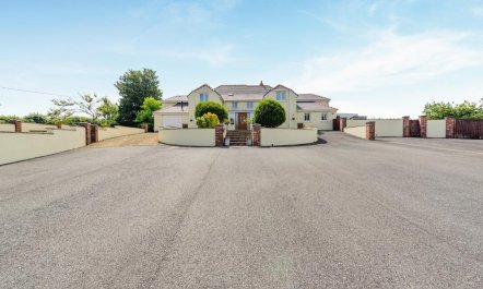 6 Bed in Moreton 5