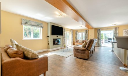 6 Bed in Moreton 7