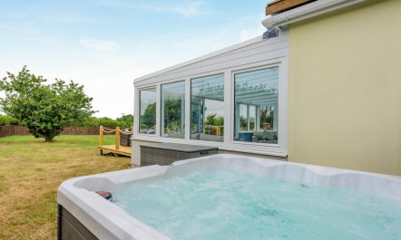 6 Bed in Moreton 2