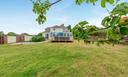 6 Bed in Moreton