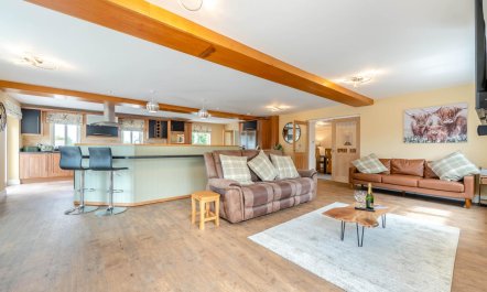 6 Bed in Moreton 9
