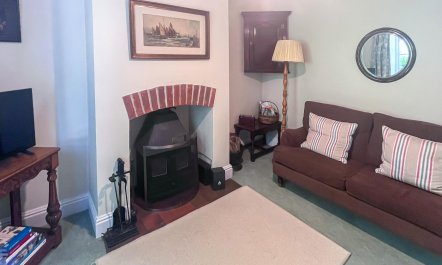 2 Bed in Higher Eype 5