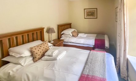 2 Bed in Higher Eype 9