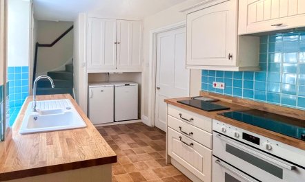 2 Bed in Higher Eype 6