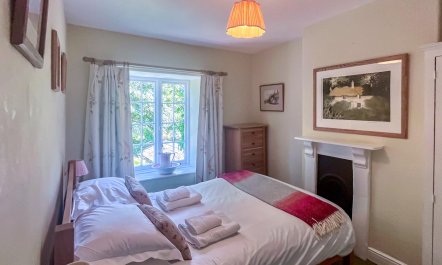 2 Bed in Higher Eype 8