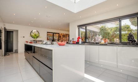 5 Bed in Milford On Sea 1
