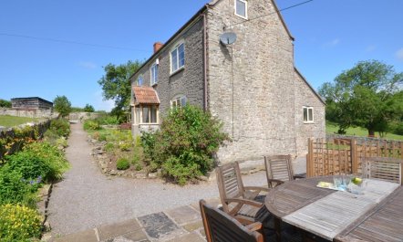 4 Bed in Wotton-under-edge 1