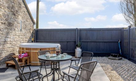 2 Bed in Glastonbury 1