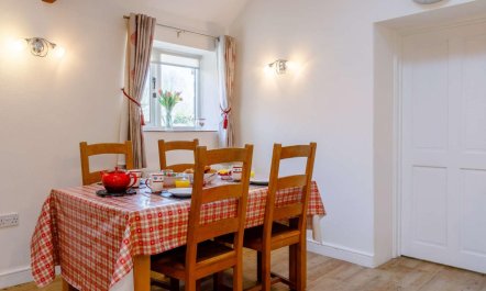 2 Bed in Glastonbury 3