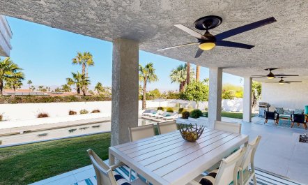 Poolside Jacinto 2