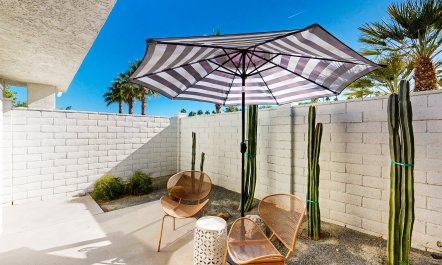 Poolside Jacinto 7