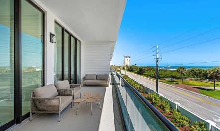 Harbor Island Patio 1