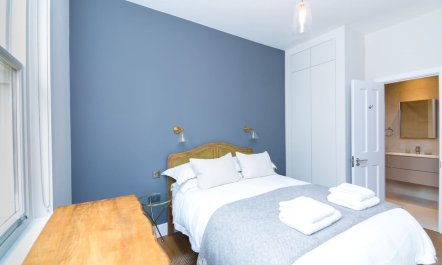 Thames & Crown 6