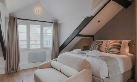 Beams over Palais Royal 4