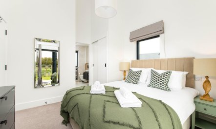 4 Bed in Crossways 9