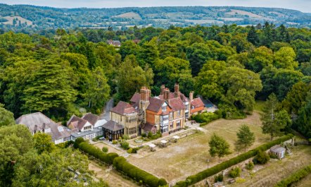 8 Bed in Shere