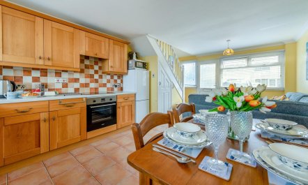 2 Bed in Freshwater East 1