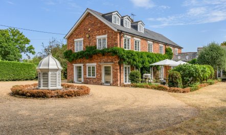 8 Bed in Wimborne
