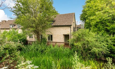 4 Bed in Somerford Keynes