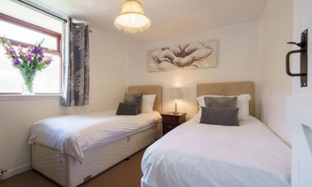 2 Bed in Thornhill 9