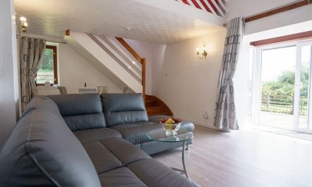 2 Bed in Thornhill 1