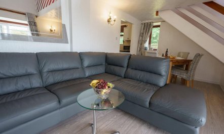 2 Bed in Thornhill 3