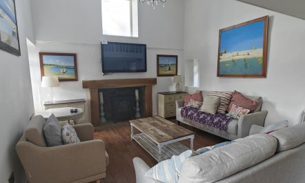 4 Bed in Llwynhendy 2