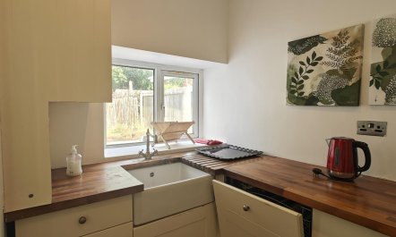 4 Bed in Llwynhendy 5