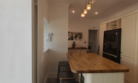 4 Bed in Llwynhendy 4