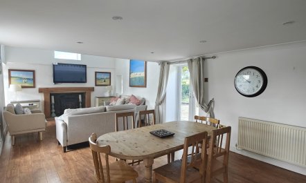 4 Bed in Llwynhendy 1