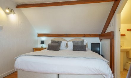 2 Bed in Thornhill 9