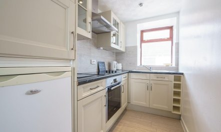 2 Bed in Thornhill 1