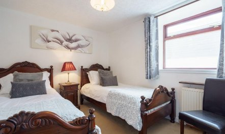 2 Bed in Thornhill 3