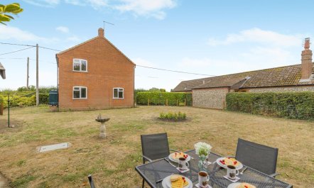 3 Bed in Sharrington 6