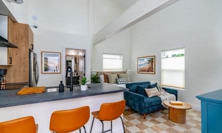 Hillcrest Sunlit 6