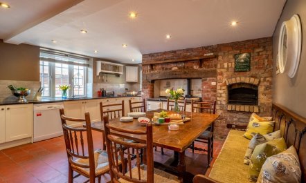 5 Bed in Newtown 6