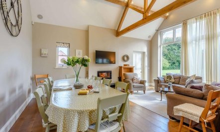 6 Bed in Ringwood 5