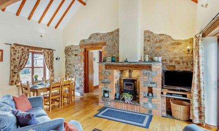 3 Bed in Higher Clovelly 2