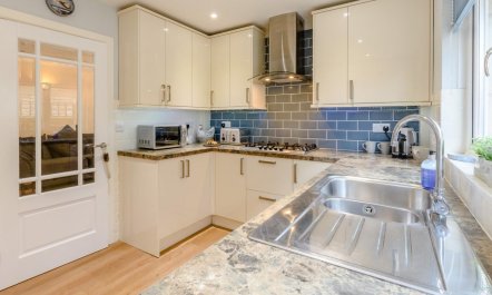 3 Bed in Freshwater 5