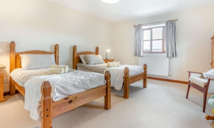3 Bed in Carisbrooke 9