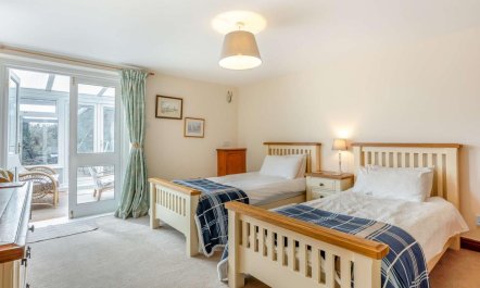 3 Bed in Carisbrooke 8
