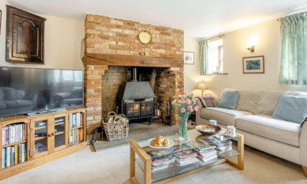 3 Bed in Carisbrooke 1