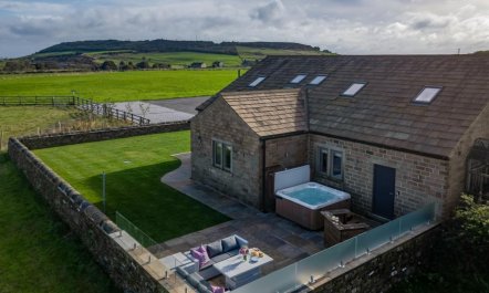6 Bed in Scammonden