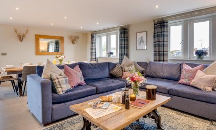 6 Bed in Scammonden 4