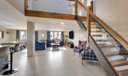 6 Bed in Scammonden 2