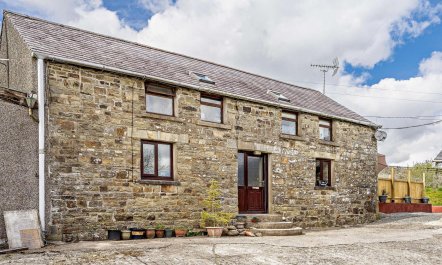 2 Bed in Llanybydder 1