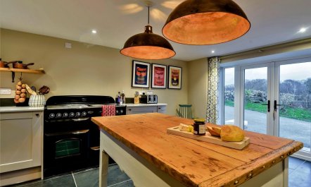 3 Bed in Tyn Y Groes 8