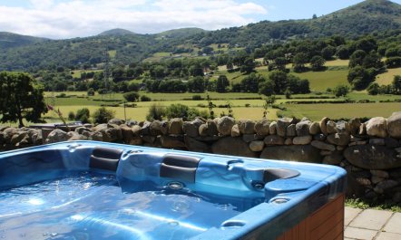 3 Bed in Tyn Y Groes 2